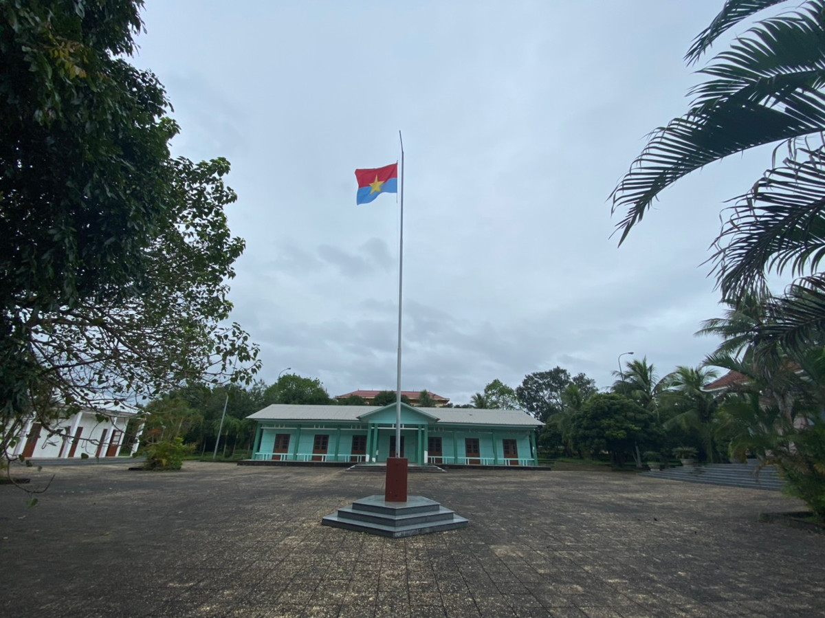 Di tích Trụ sở Chính phủ cách mạng lâm thời CHMNVN nằm ở thị trấn Cam Lộ (huyện Cam Lộ, Quảng Trị). Sau khi Chính phủ Cách mạng lâm thời Cộng hoà miền Nam Việt Nam được thành lập (6/1969), nhất là sau khi Hiệp định Pari được ký kết (27/01/1973), Chính phủ đã quyết định chọn vùng đất thuộc thôn Tây Hoà (nay là thị trấn Cam Lộ), huyện Cam Lộ, tỉnh Quảng Trị làm nơi đặt và xây dựng trụ sở làm việc.