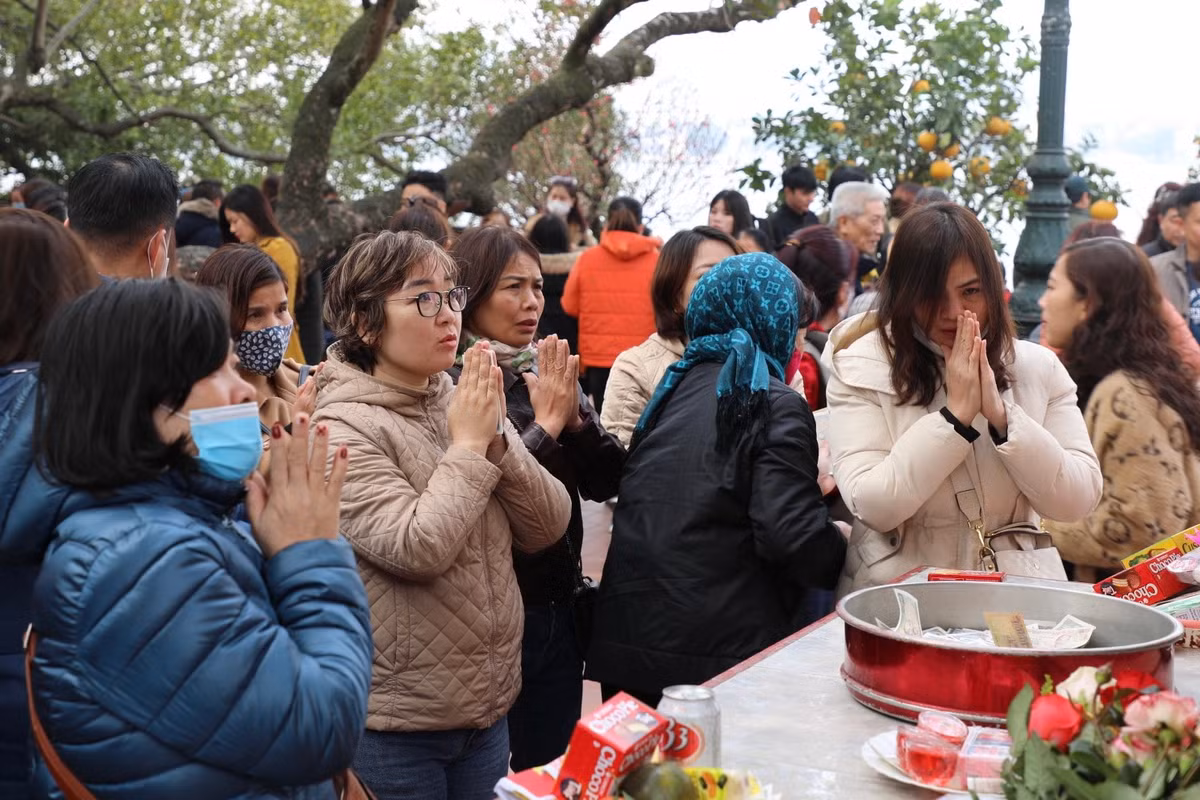 Các khu vực như phủ chính, điện Sơn trang, lầu Cô, lầu Cậu đều đông kín người dân dâng lễ.