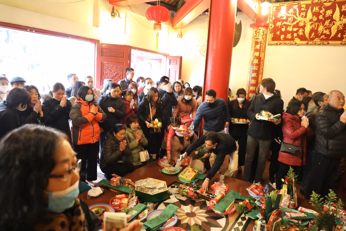 Đồ lễ để kín các ban trong phủ, nhiều người phải cố chen chân, nhoài người mới tìm được vị trí để đặt mâm lễ cúng.