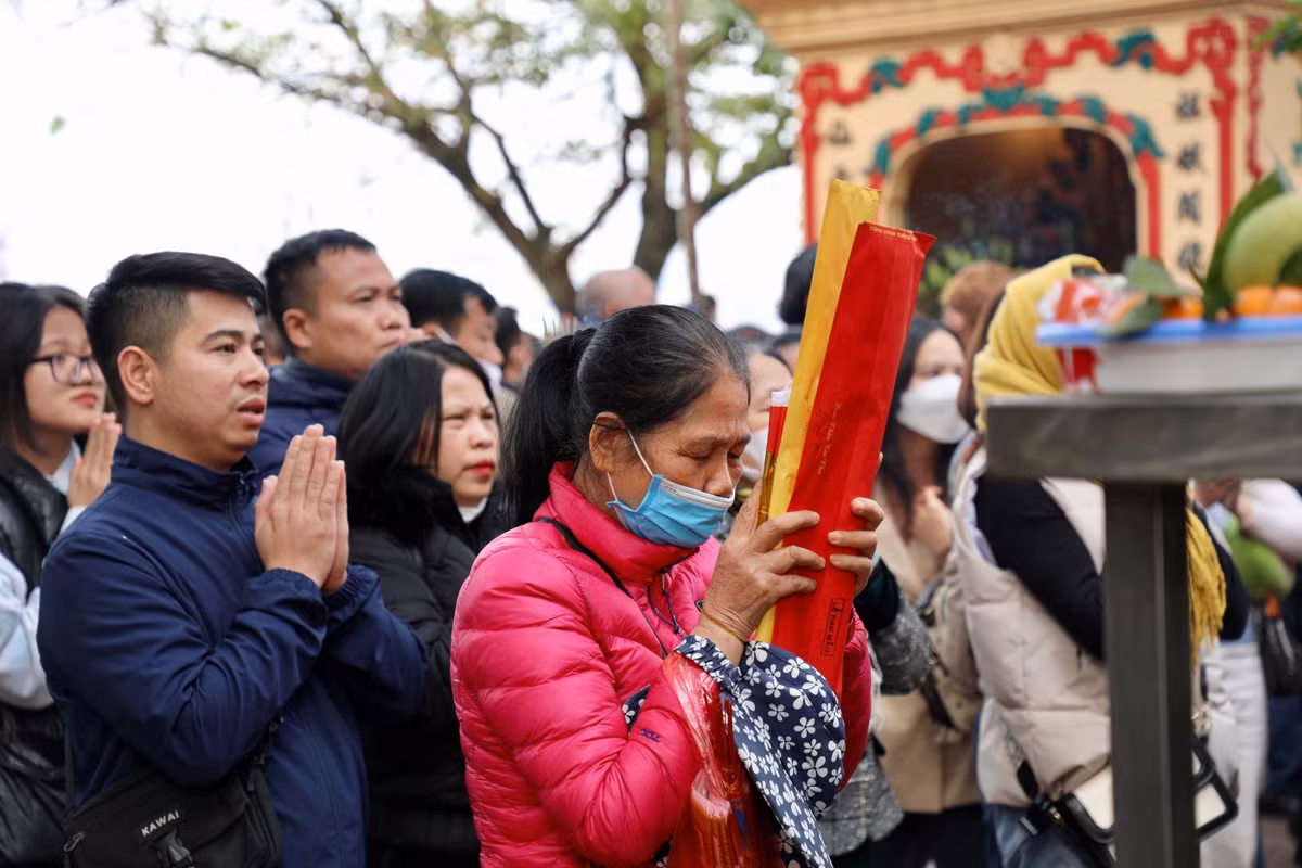 Trong những ngày đầu năm mới, nhiều người chọn đi lễ chùa để cầu mong một năm mới bình an, may mắn, sung túc...