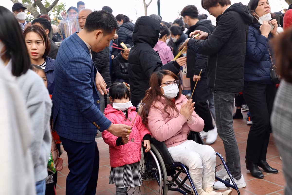 Chị Hoàng Thị Thi (Tân Mai, Hà Nội) bị viêm tuỷ phải di chuyển bằng xe lăn nhưng năm nào chị và gia đình cũng tới phủ Tây Hồ để dâng lễ cầu bình an: “Mùng 9 công ty mình mình mới bắt đầu làm việc, còn nghỉ 1 ngày cuối nên mình cùng gia đình và đồng nghiệp tới phủ Tây Hồ để dâng lễ. Năm mới mình mong gia đình có nhiều sức khoẻ, bình an, công ty nhiều tài lộc".