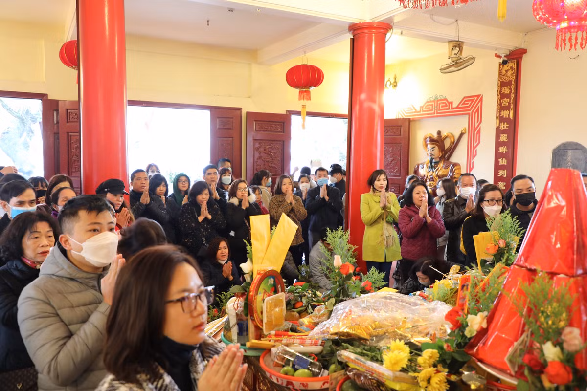 Phía bên trong phủ luôn chật kín người khấn vái.