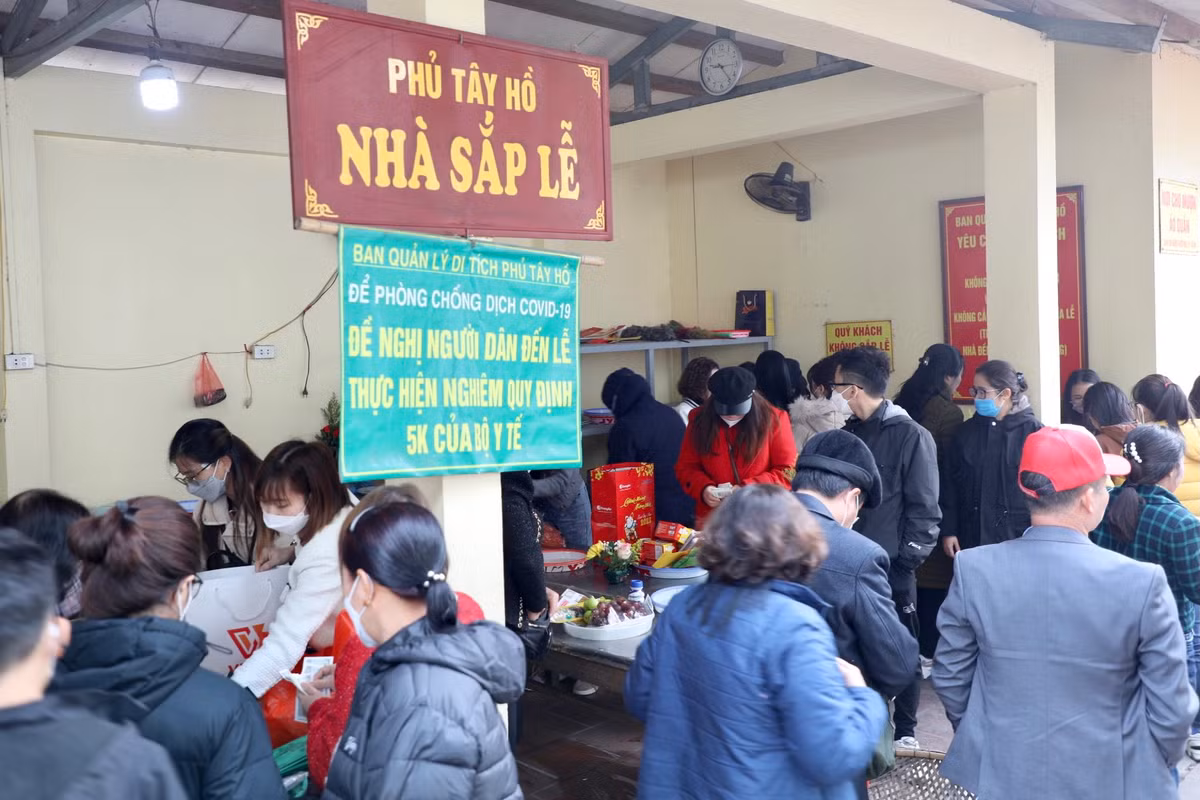 Tại khu vực nhà sắp lễ cũng rất đông.