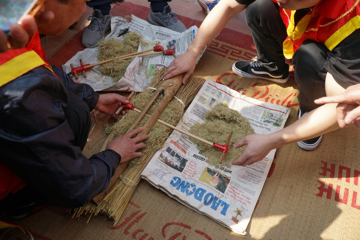 Phần hấp dẫn nhất của hội thi chính là thi kéo lửa. Mỗi đội cử ra 4 nam thanh niên tham gia phần thi này. Để kéo ra lửa, các đội thi lấy hai thanh giang kẹp vào bùi nhùi, dùng hai thanh tre ốp một mảnh trên và một mảnh dưới, giữ chắc hai đầu rồi hai người kéo co để cật giang cọ sát vào cật tre nhiều lần tạo ma sát.