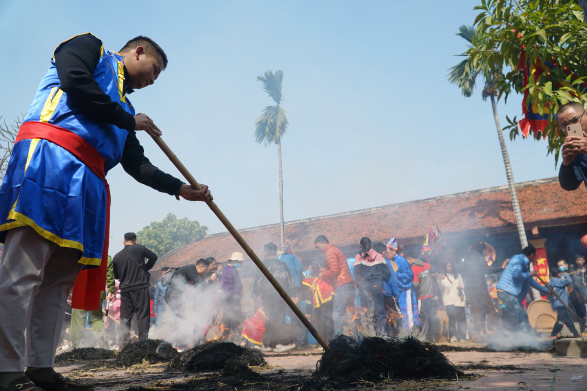 Sau một tuần hương, các thành viên của Ban Giám khảo sẽ đi tìm nồi cơm trong rất nhiều đống tro rơm. Nếu các đội khéo giấu thì thời gian được kéo dài và cơm sẽ chín đều. Nếu giấu vụng, bị giám khảo tìm thấy ngay đầu tiên thì cơm dễ bị sống.