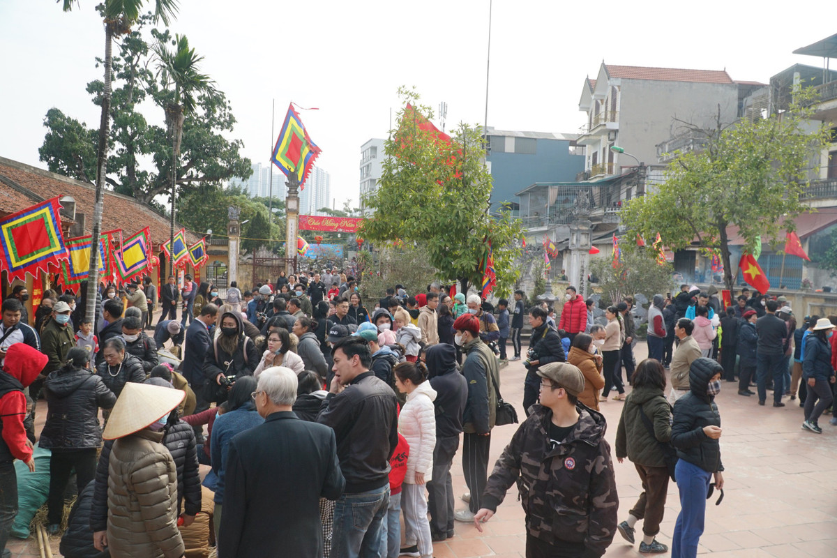 Mùng 8 Tết, dân làng Thị Cấm, xã Xuân Phương, quận Nam Từ Liêm, hân hoan cùng nhau tham dự hội thi kéo lửa, thổi cơm bằng rơm và củi. 