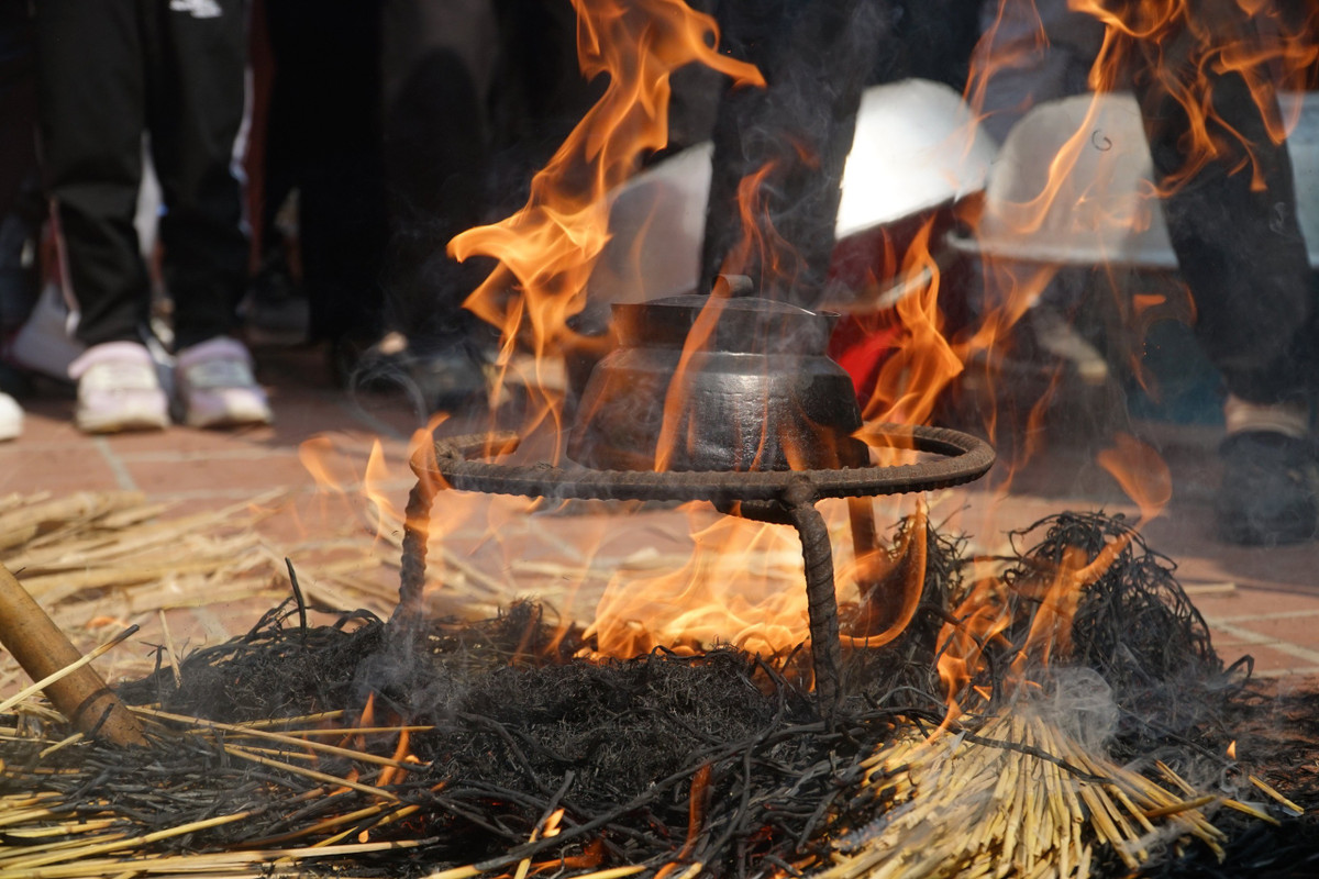 Nồi cơm sau khi sôi thường phải ủ bằng tro rơm khoảng 20 phút cho cơm chín đều. Nồi vừa cạn nước sẽ được giấu trong đống than rơm chờ chín.