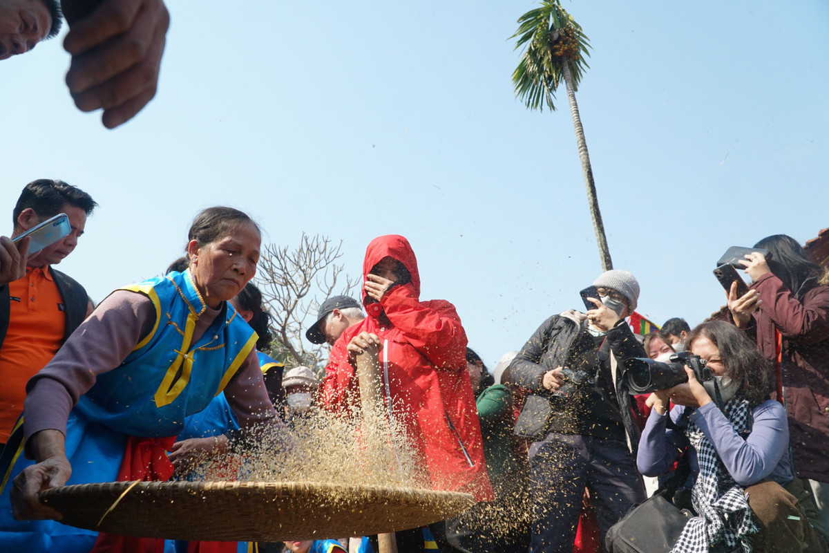 Sau đó, gạo được sàng trấu để loại bỏ sạn và vo sạch.