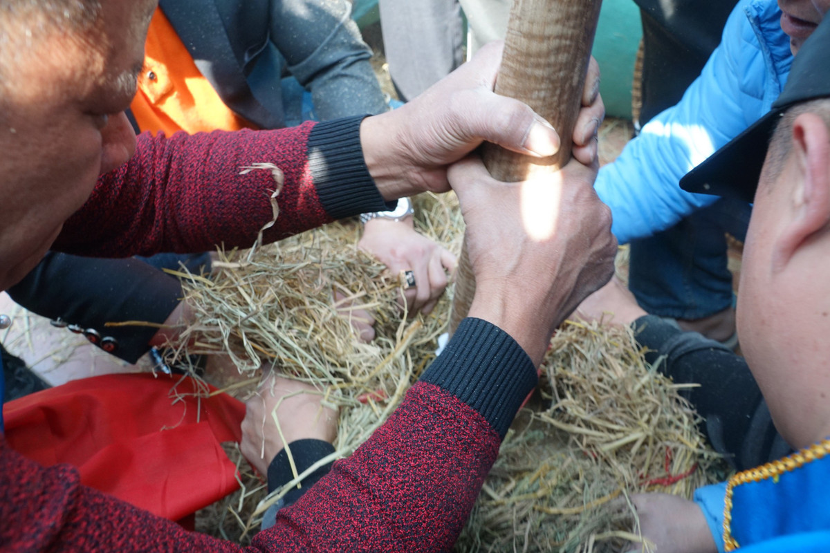 Thao tác giã gạo phải thật nhanh và khéo để hạt gạo không bị vỡ.