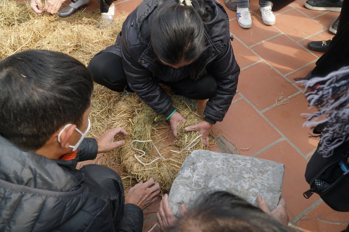 Các thành viên khác bện rơm thành vòng tròn để đệm cối giã gạo và che chắn không cho thóc, gạo bắn ra ngoài.