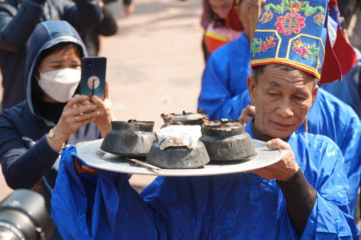 Sau khi cơm được tìm thấy, các cụ sẽ mang vào trong và xới cơm ra bát cúng thần linh rồi Ban Giám khảo mới được nếm và chấm giải. 