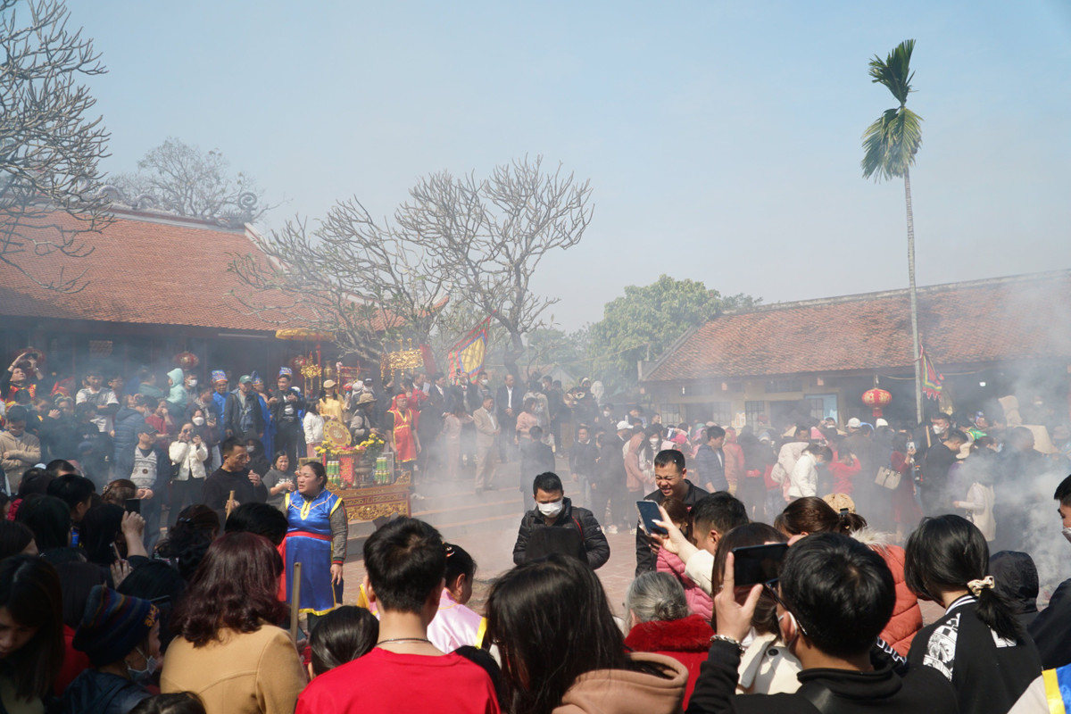 Khi các đội kéo lửa thành công cũng là lúc không gian đình làng Thị Cấm nghi ngút khói lửa.