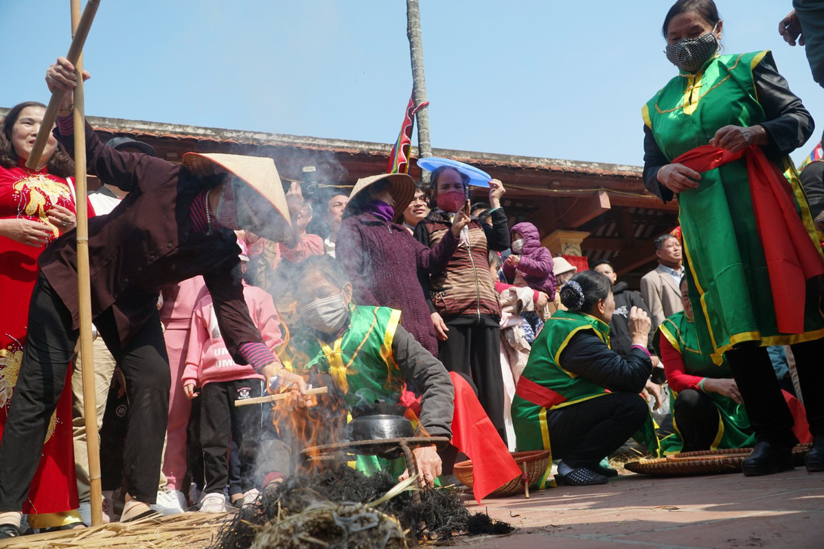 Các đội có khoảng một giờ từ lúc kéo lửa đến khi cơm chín. Cơm sôi phải dùng đũa đảo để tránh cháy nồi và cơm sống bên trên. Cơm cạn, nồi cơm được trải một lớp khăn và giấy ăn lên trên để tránh bị tro tràn vào khi vùi trong tro rơm.