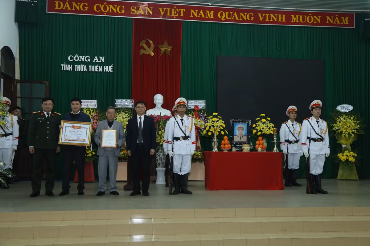 Trao bang To quoc ghi cong cho than nhan chien si cong an hy sinh