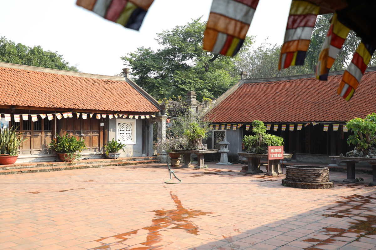 Khu vực nhà thờ Tổ và thờ Mẫu.