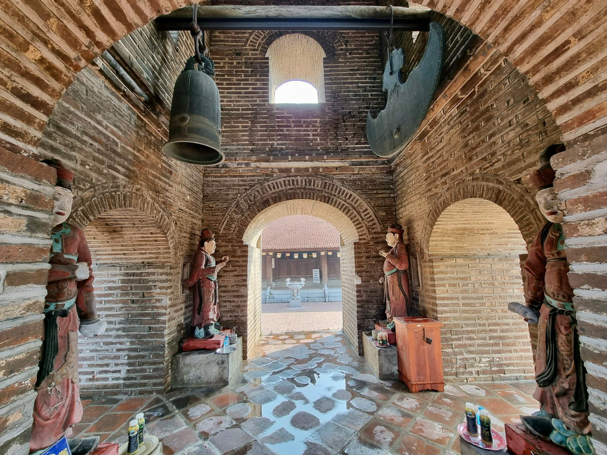 Trong lòng tháp, phía dưới có bệ thờ “Tứ trấn” (Tứ Thiên Vương), bằng gỗ phủ sơn, cao 1,60 m. Phía trên treo một quả chuông đồng đúc năm 1793 và một chiếc khánh đúc năm 1817.