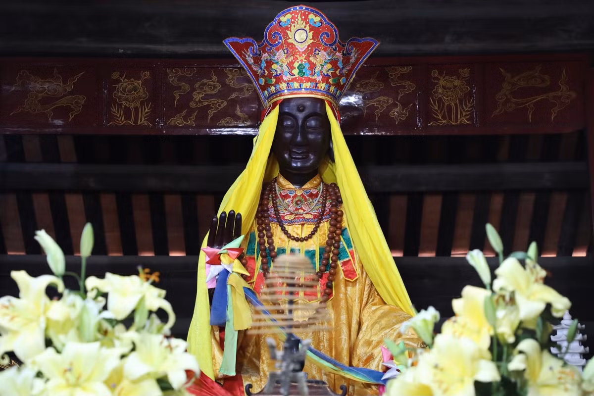 Tượng Pháp Vân được thờ trong nhà Thượng điện. Đây là một trong 4 pho tượng trong hệ thống tượng Tứ pháp vùng Dâu -Luy Lâu được công nhận là Bảo vật quốc gia. Tượng Pháp Vân uy nghi, trầm mặc, màu đồng hun, cao gần 2m. Tượng có gương mặt đẹp với nốt ruồi to đậm giữa trán.