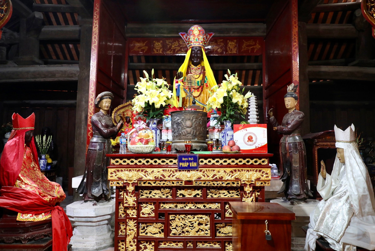 Tiền đường được dựng trên nền thấp hơn thượng điện gồm 7 gian, 2 chái, hai hồi xây bít theo kiểu cột trụ cánh phong. Trước nền nhà là tam cấp chạy suốt 5 gian giữa. Ở gian chính giữa có 2 thành bậc đá chạm rồng, mang phong cách nghệ thuật thời Trần.