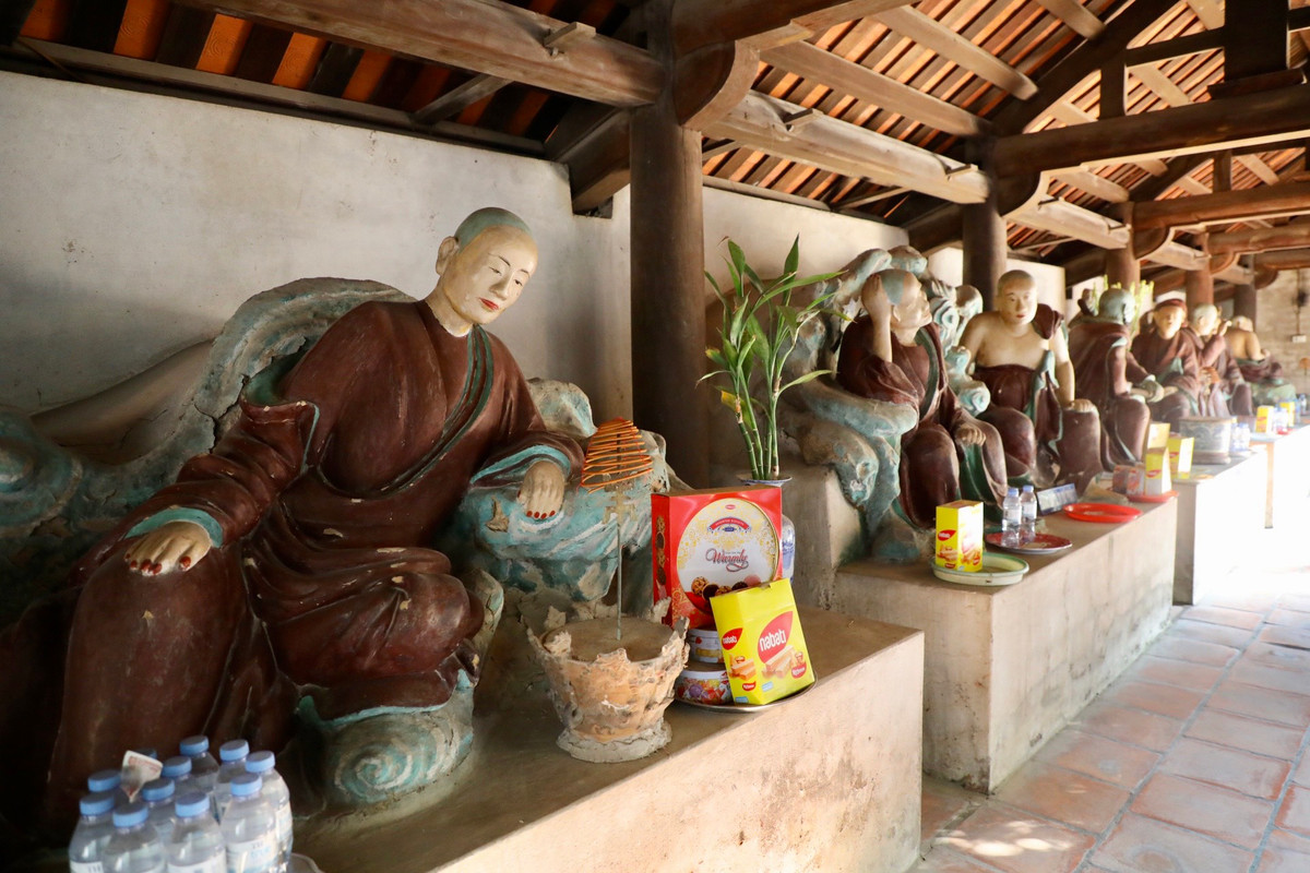 18 pho tượng La Hán thờ trong khuôn viên chùa Dâu.