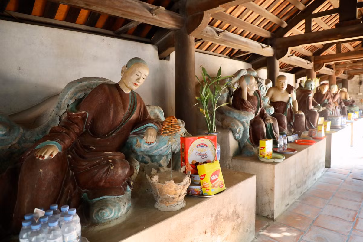 18 pho tượng La Hán thờ trong khuôn viên chùa Dâu.