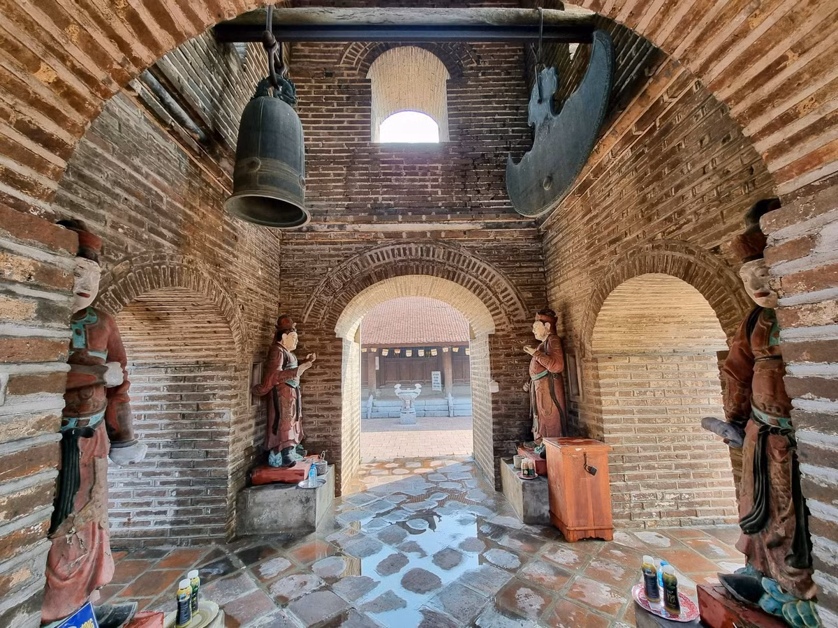 Trong lòng tháp, phía dưới có bệ thờ “Tứ trấn” (Tứ Thiên Vương), bằng gỗ phủ sơn, cao 1,60 m. Phía trên treo một quả chuông đồng đúc năm 1793 và một chiếc khánh đúc năm 1817.