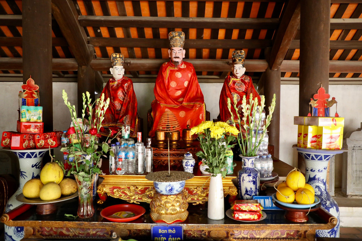 Tại tiền đường có các ban thờ Hộ Pháp, Đức Ông, Đức Thánh Hiền, Bát Bộ Kim Cương.