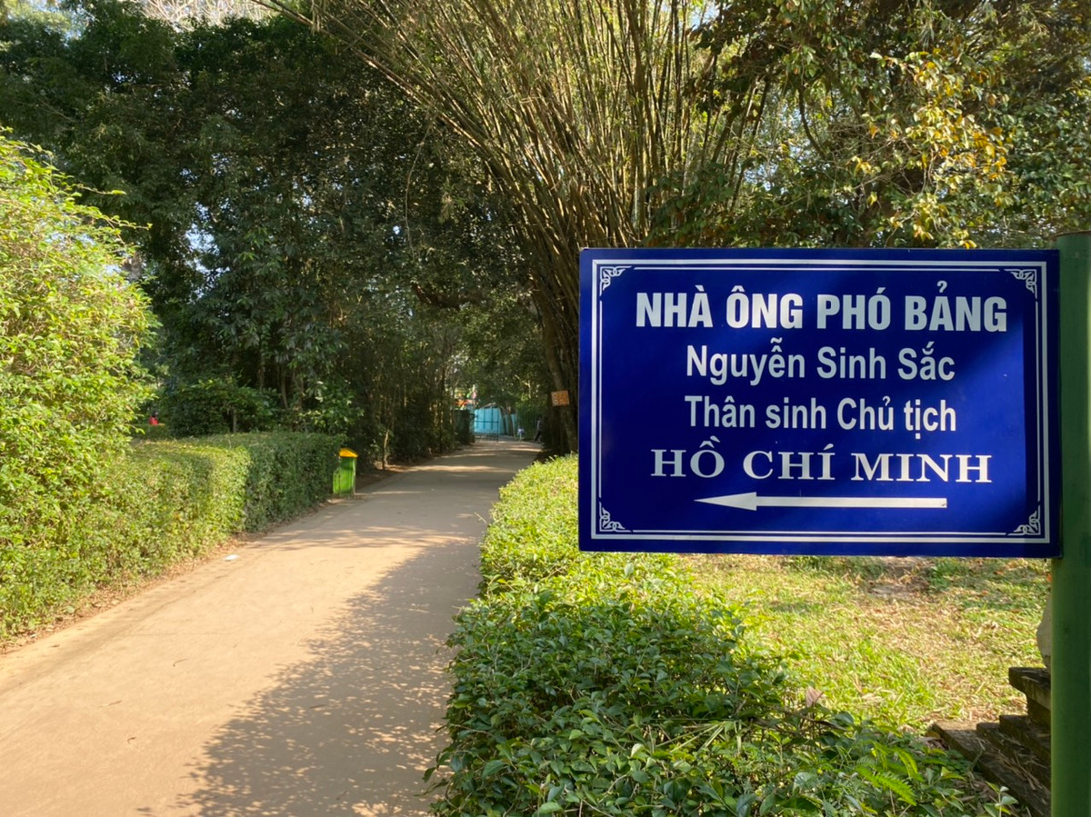 Đường vào nhà của thân sinh Chủ tịch Hồ Chí Minh