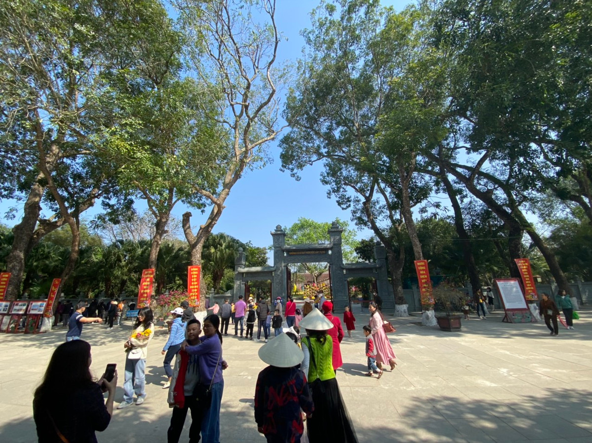 Vào sáng ngày 26/1 (mùng 5 tết) từng đoàn du khách gần xa chen chân đổ về Khu di tích Kim Liên để viếng Bác trong những ngày đầu xuân mới