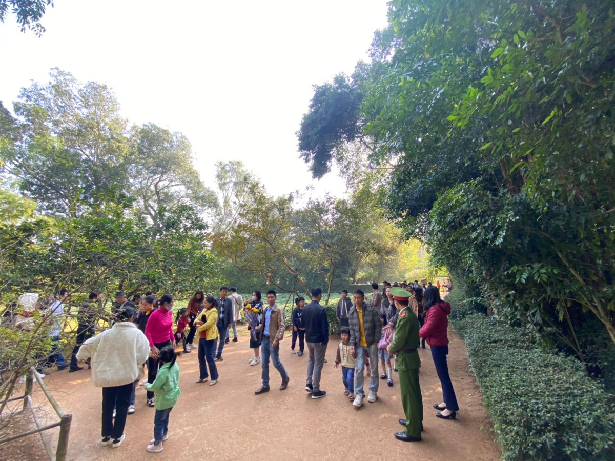 Lực lượng an ninh luôn túc trực sẵn đảm bảo an ninh cho đông đảo du khách về tham quan