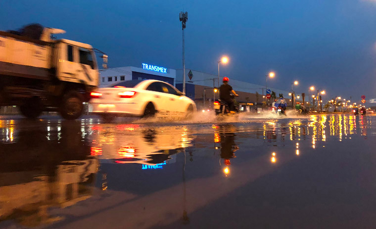 Nhiều tuyến đường bị ngập trong cơn mưa.