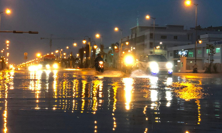 Đến hơn 20h cùng ngày, người tham gia giao thông trên một số tuyến đường ở TP HCM vẫn đang dầm mưa trở về nhà.