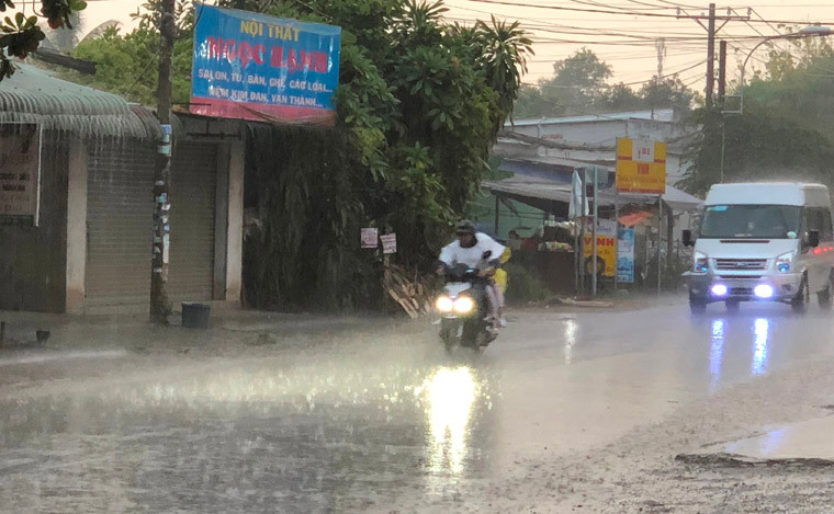 Theo ghi nhận của PV Kiến Thức, mưa trong buổi chiều nay ở khu vực TP HCM rất lớn dù miền Nam đang vào cao điểm mùa khô, nắng nóng.