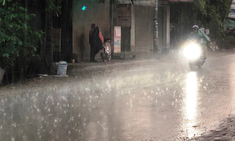 Trước đó, sau cả ngày trời âm u, đến cuối ngày 31/3 hầu hết các quận, huyện ở TP HCM và vùng giáp ranh như Bình Dương, Đồng Nai, Long An... đều có mưa trên diện rộng.