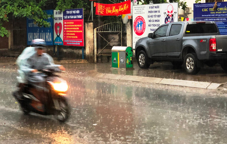 Nhiều người đi đường ướt sũng trong mưa vì không kịp trở tay khi cơn mưa bất ngờ xuất hiện.