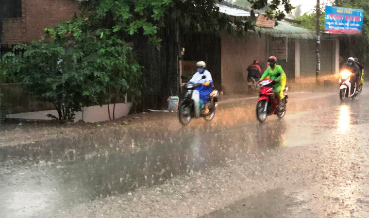 Mưa lớn kéo dài nhiều tiếng đồng hồ cũng đã làm thời tiết ở khu vực TP HCM vô cùng dịu mát sau những ngày nắng nóng oi bức.