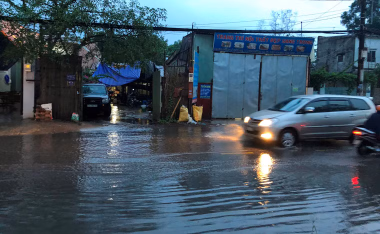 Trong đêm và sáng mai (1/4), những vùng mây đối lưu sẽ di chuyển chậm về phía đông nam, tiếp tục gây mưa và dông cho các khu vực trên, đồng thời có khả năng lan rộng ra các khu vực lân cận khác.