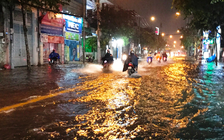 "Trong cơn dông cần đề phòng xảy ra lốc xoáy và gió giật mạnh", Đài khí tượng thủy văn khu vực Nam Bộ cảnh báo.