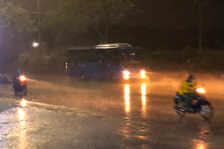 Mưa cực lớn giữa mùa khô ở khu vực TP HCM kéo dài từ chiều đến tận tối ngày cuối cùng của tháng 3.