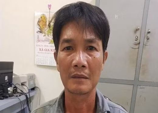  Phát hiện bạn thân nhiều lần dâm ô con gái 11 tuổi: Khi qua nhà bạn chơi, lợi dụng không có ai ở nhà Đặng Hữu Lợi (48 tuổi, ngụ huyện Thống Nhất, tỉnh Đồng Nai) đã thực hiện hành vi dâm ô với bé gái 11 tuổi, bị anh anh P.V.T ( trú tại xã Hưng Lộc, huyện Thống Nhất- cha nạn nhân) bắt quả tang và báo công an. Đối tượng khai bản thân đã 3 lần thực hiện hành vi dâm ô bé N. Hôm nay, Công an tỉnh Đồng Nai đang tạm giữ Lợi để điều tra về hành vi Dâm ô trẻ em.