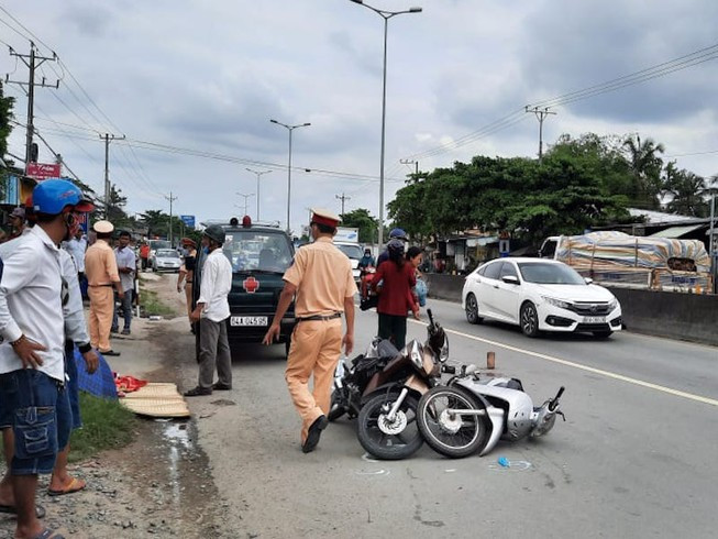  Nữ sinh viên bị xe tải cán tử vong: Trưa 18/12, chị H.T.M (20 tuổi, sinh viên, ngụ huyện Long Hồ, tỉnh Vĩnh Long) điều khiển xe máy đến địa phận thuộc ấp Tân Bình, xã Tân Hạnh, huyện Long Hồ đã xảy ra va chạm với xe máy khác khiến cô gái té xuống đường. Lúc này một xe tải chạy cùng chiều phía sau cán qua người M. tử vong tại chỗ.