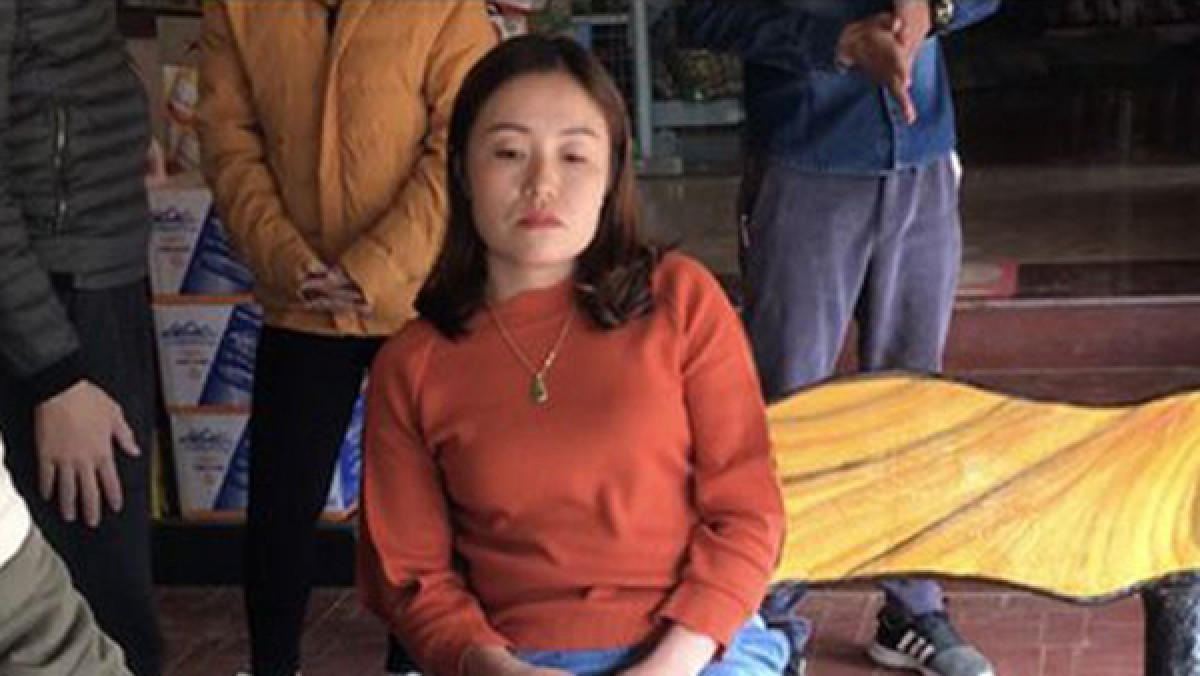  Cho vay lãi nặng tới 182,5%/năm: Thấy nhiều người có nhu cầu vay tiền, nên Hà Thị Dinh (SN 1985, trú tại huyện Quan Hóa, tỉnh Thanh Hóa) đã cho vay và thu lãi suất từ 3 - 5 nghìn đồng/1 triệu /1 ngày. Từ 2018 đến nay, Dinh đã cho hàng trăm người vay thu lời bất chính số tiền lớn. Hôm nay, Công an tỉnh Thanh Hóa đã khởi tố, bát tạm giam Dinh để điều tra về tội “Cho vay lãi nặng trong giao dịch dân sự”.