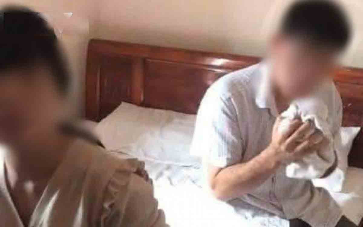  Chủ tịch MTTQ xã bị tố vào nhà nghỉ cùng vợ người khác: Ngày 16/12, UBKT Huyện ủy Quỳ Hợp, Nghệ An đang tiếp tục làm việc với một số người liên quan để xác minh làm rõ đơn tố cáo ông V.V.Th (Chủ tịch MTTQ một xã trên địa bàn huyện Qùy Hợp) vào nhà nghỉ với người phụ nữ đã có chồng. Ông V.V.Th thừa nhận trong đoạn video gửi kèm đơn tố cáo chính là ông và một người phụ nữ khác đã có chồng đang ở trong phòng một nhà nghỉ trên địa bàn. (Ảnh: VOV).