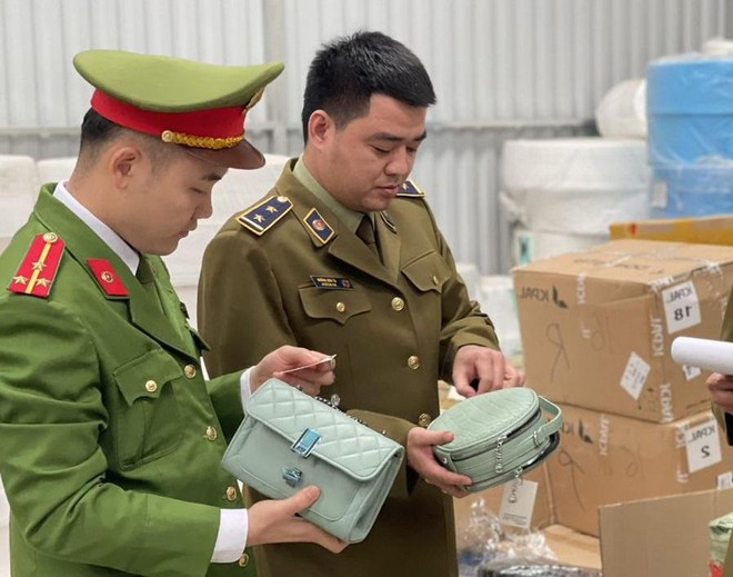  Phát hiện xe container chở hàng hóa nghi nhập lậu trị giá 3 tỷ đồng: Ngày 16/12, Cục Quản lý thị trường Thanh Hóa kiểm tra xe ô tô đầu kéo rơ móc đang chở nhiều hàng hóa do nước ngoài sản xuất, nghi là hàng nhập lậu.... Tại thời điểm kiểm tra, lực lượng chức năng phát hiện trong container có chứa số lượng lớn hàng hóa là linh kiện điện thoại, may mặc, các thiết bị đèn...có tổng trị giá khoảng 3 tỷ đồng. 