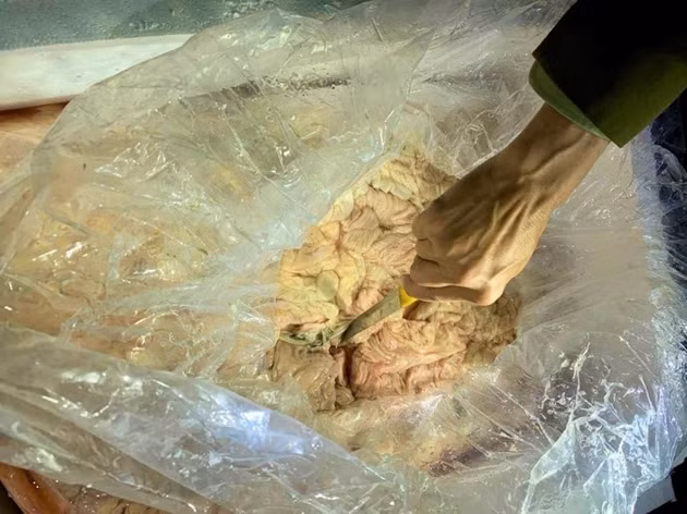  Xe khách chở 1,7 tấn nội tạng hôi thối đi tiêu thụ: Khoảng 2h20 ngày 16/12, trên đường Hồ Chí Minh TP Buôn Ma Thuột, tỉnh Đắk Lắk), cơ quan chức năng tỉnh Đắk Lắk đã kiểm tea chiếc xe khách giường nằm tài xế điều khiển xe khách là anh Trương Văn Sỹ (SN 1983, trú tại TP.Pleiku, tỉnh Gia Lai). Sau khi kiểm tra trong thùng xe, lực lượng chức năng phát hiện có 33 thùng xốp đựng tổng cộng 1,7 tấn nội tạng, chủ yếu là lòng lợn. 