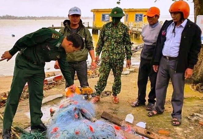  Đi đánh cá đêm, hai anh em ruột mất tích trên sông: Khoảng 22h ngày 15/12, hai anh em ruột là anh Nguyễn S. (SN 1980) và anh Nguyễn Văn B. (SN 1996, cùng trú thôn Thuận An, xã Duy Nghĩa) chèo ghe thả lưới đánh cá trên sông Thu Bồn. Đến sáng hôm sau, gia đình không thấy hai người này trở về nhà nên tổ chức đi tìm. Hiện lực lượng chức năng vẫn đang tích cực tìm kiếm hai anh em ruột mất tích trên sông.