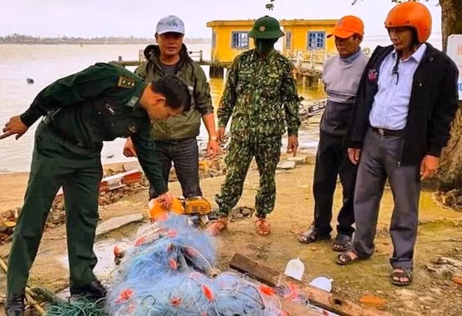  Đi đánh cá đêm, hai anh em ruột mất tích trên sông: Khoảng 22h ngày 15/12, hai anh em ruột là anh Nguyễn S. (SN 1980) và anh Nguyễn Văn B. (SN 1996, cùng trú thôn Thuận An, xã Duy Nghĩa) chèo ghe thả lưới đánh cá trên sông Thu Bồn. Đến sáng hôm sau, gia đình không thấy hai người này trở về nhà nên tổ chức đi tìm. Hiện lực lượng chức năng vẫn đang tích cực tìm kiếm hai anh em ruột mất tích trên sông.