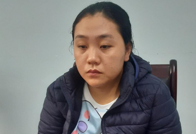  Mượn cớ rủ bạn đi tập thể dục để trộm 126 triệu đồng: Nguyễn Thị Thùy Trang (SN 1995, trú phường Hòa Quý, quận Ngũ Hành Sơn, TP Đà Nẵng) đến nhà anh anh Phạm Hải Tr. (SN 1985 trú cùng địa phương) đi tập thể dục nhưng không thấy ai trong nhà, Trang vào phòng ngủ lấy chìa khóa xe máy SH rồi mở cốp lấy đi 126 triệu đồng của nạn nhân. Hôm nay, cơ quan chức năng đang tạm giữ Trang để điều tra về hành vi trộm cắp tài sản. 