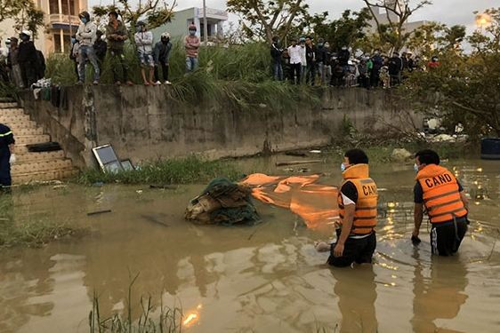  Phát hiện thi thể người đàn ông trên sông Hàn: Khoảng 17h30 chiều nay, trong lúc tập thể dục tại trên đoạn đường Chương Dương (quận Ngũ Hành Sơn, Đà Nẵng), một số người dân phát hiện thi thể một người đàn ông phía sông Hàn, đoạn gần cầu Tiên Sơn. Bước đầu, nạn nhân được xác định là N.T.T (SN 1996, trú phường Hòa Hải, quận Ngũ Hành Sơn). 