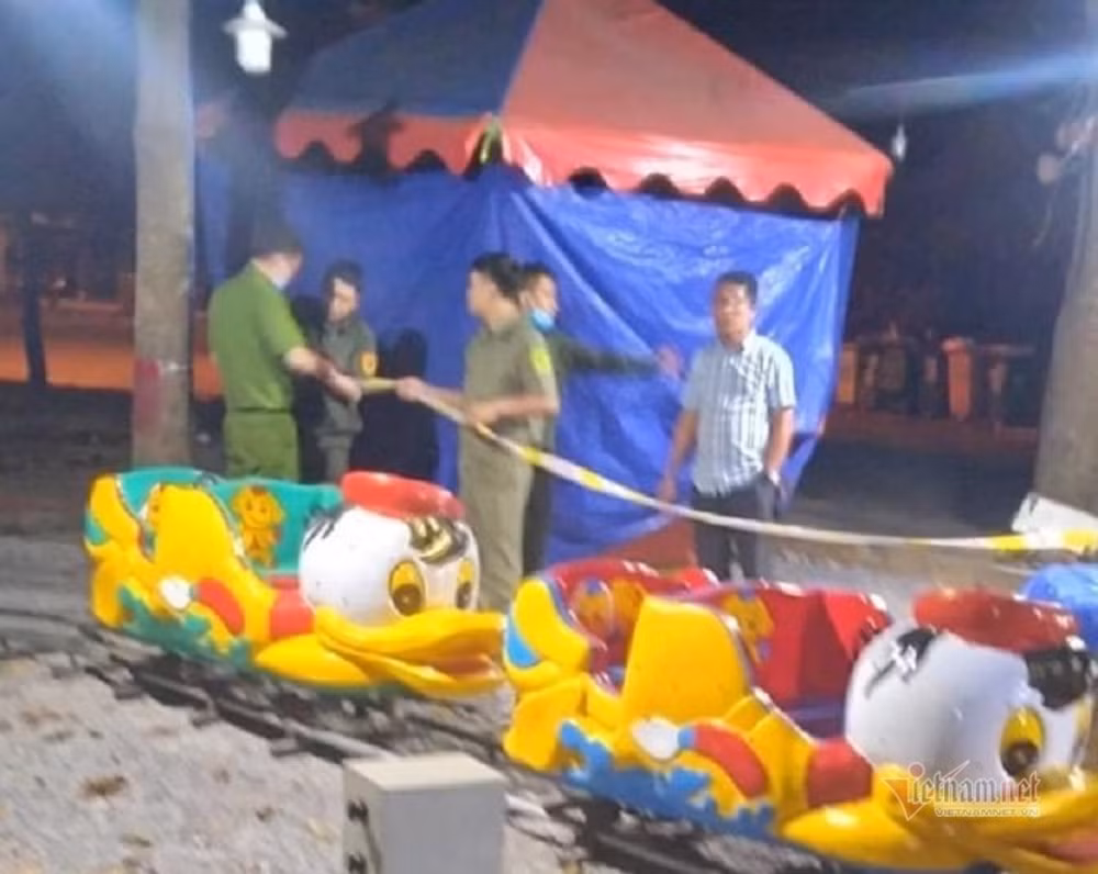  Bé trai 11 tuổi bị điện giật tử vong thương tâm trong khu vui chơi trẻ em: Trong lúc chơi đùa, bé T.M.N. (11 tuổi, quê Sóc Trăng) vô tình chạm vào hệ thống đường ray xe lửa khiến bị giật văng xuống đất. Sự việc xảy ra tại khu vui chơi nằm trong Khu dân cư Phúc Đạt (thị xã Tân Uyên, tỉnh Bình Dương).