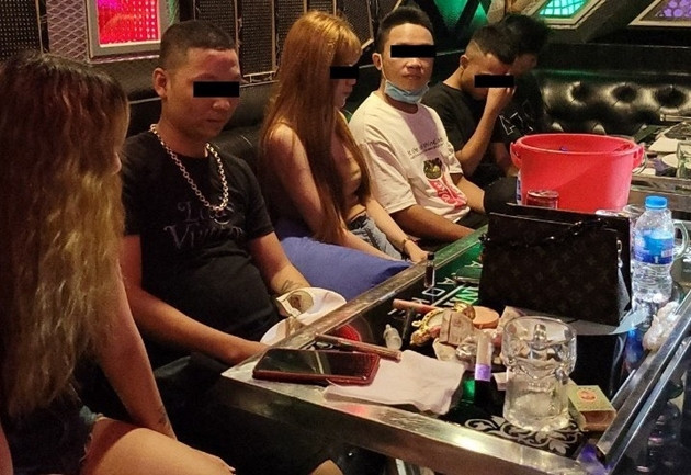  Phát hiện 41 nam, nữ dương tính với ma túy trong phòng: Công an quận Bình Tân, TP HCM ập vào phòng thu âm Bảo Anh A phường Bình Hưng Hòa B, quận Bình Tân phát hiện nhiều người vẫn đang phê ma túy, lắc lư trong tiếng nhạc mạnh. Qua đó, phát hiện 41 người (gồm 19 nam, 22 nữ) dương tính với ma túy. 